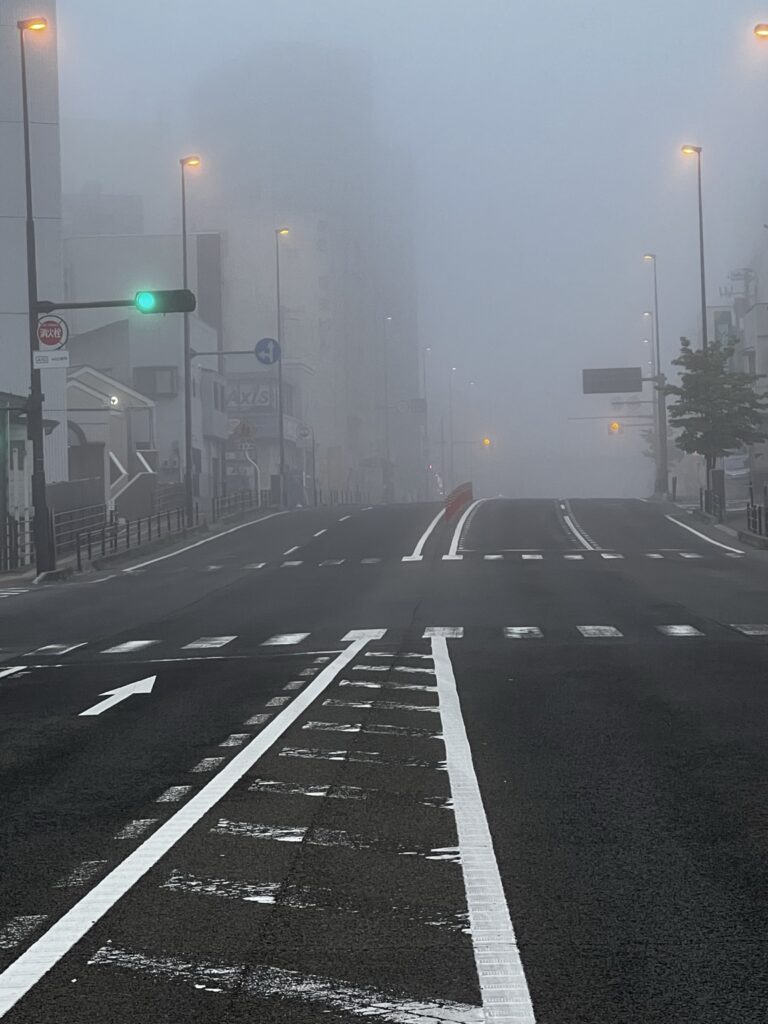 朝の空気と空が昔から好きでした。朝4時に起きて歩き、氏神様へお詣りし、体を整え、朝食前に創作へ向かう。今の自分の一日とライフワークを支えている朝の習慣の記録。